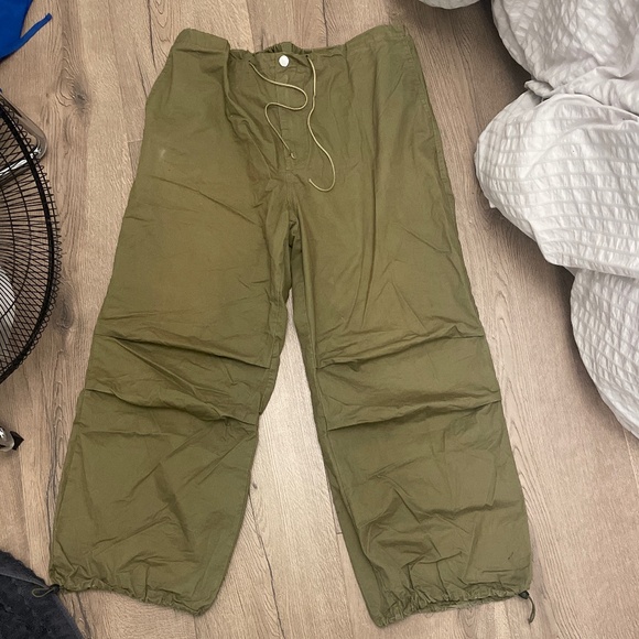 Army green parachute pants - Picture 1 of 3